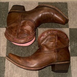 JUNK GYPSY adorable embroidered arrow hearts distressed leather boots 9.5